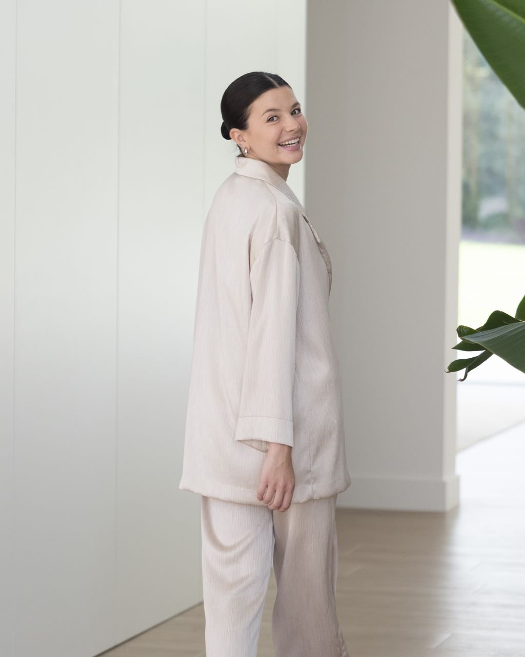 Mujer sonriendo con traje beige